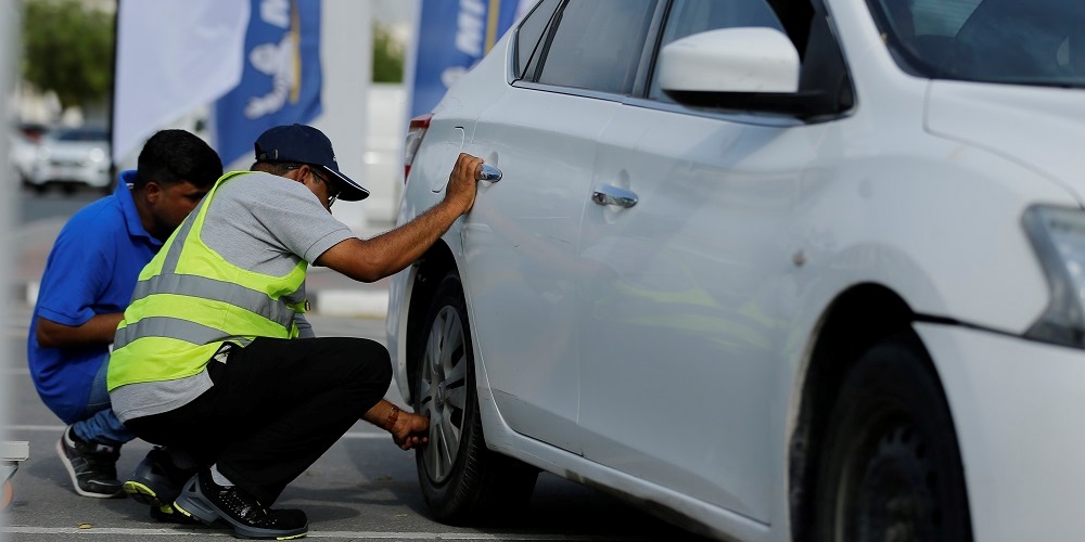 Checking tyre air pressure